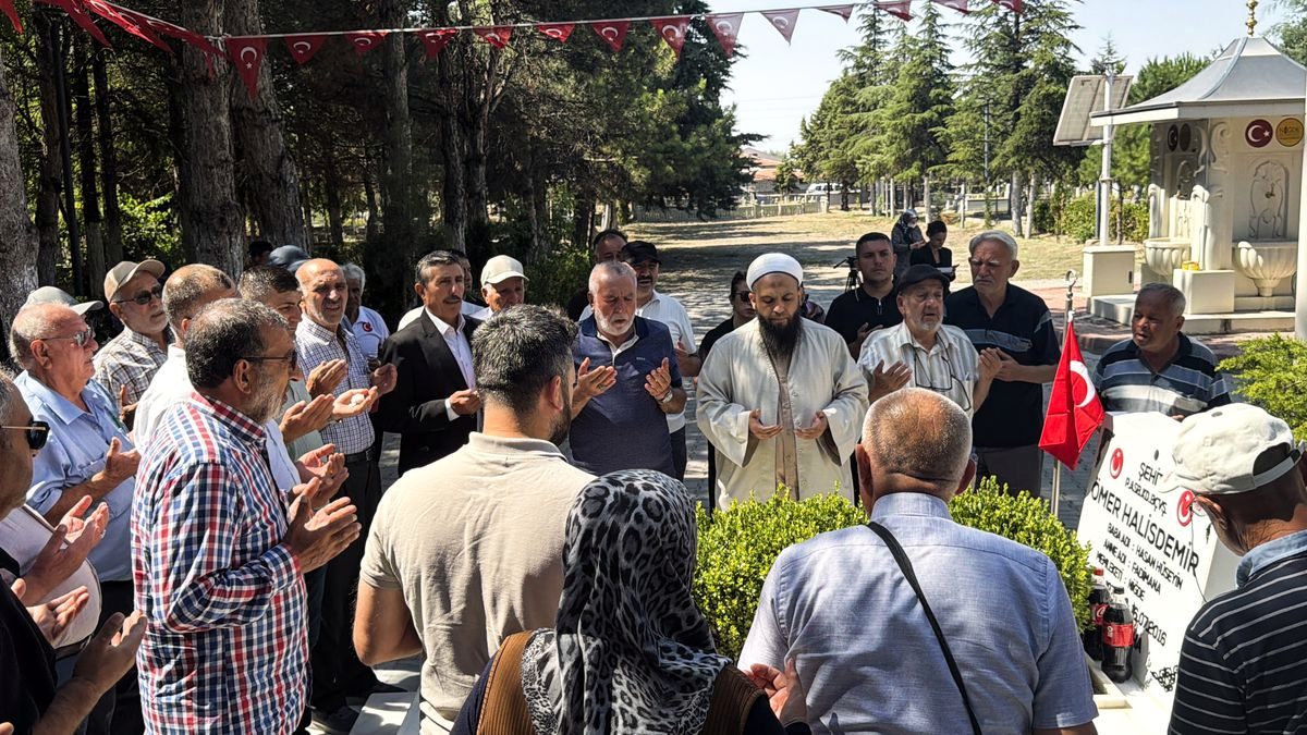 Şehit Ömer Halisdemir'in kabri 10. yıl dönümünde ziyaretçi akınına uğradı
