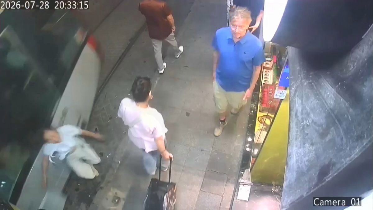 Sirkeci'de tramvayın turiste çarptığı anlar kamerada: Yavaş gitmesi lazım