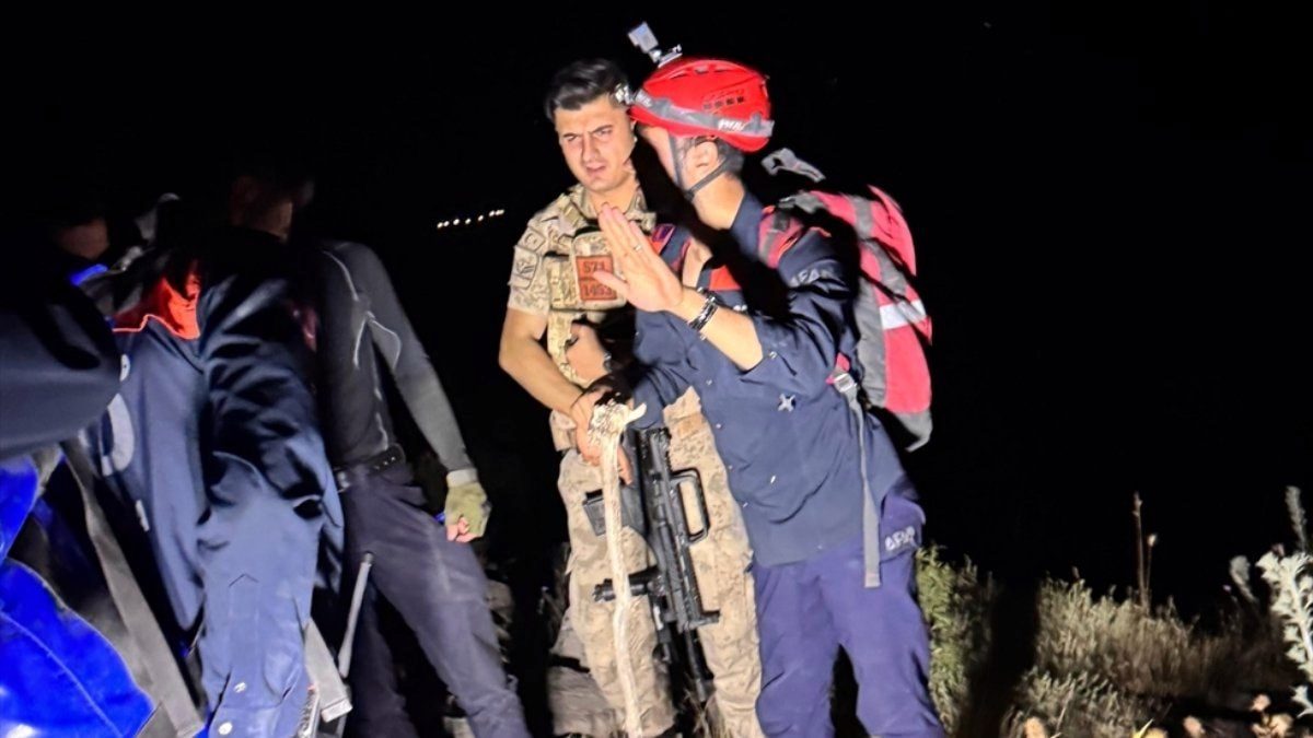 Şırnak'ta kayalıklarda mahsur kalan 2 mühendis kurtarıldı