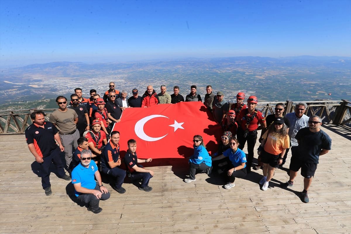 Spil Dağı'nda 15 Temmuz için bayrak değişimi