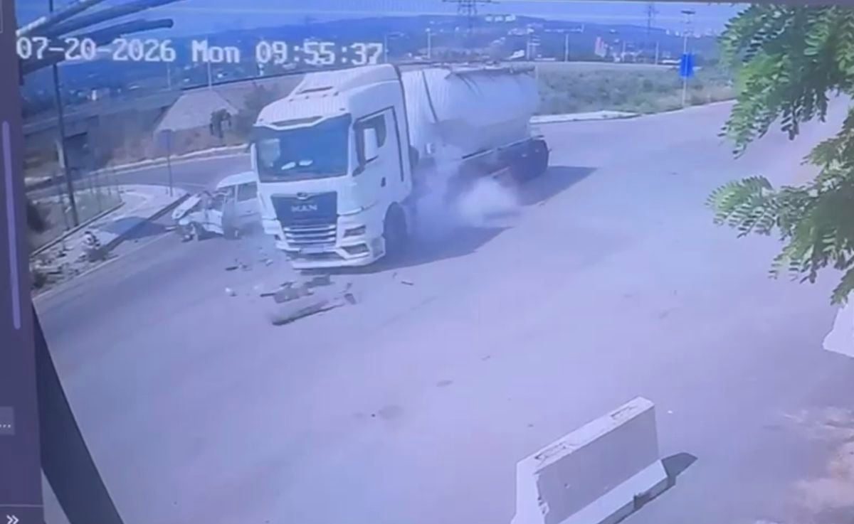 Tanker ile otomobilin çarpıştığı kaza kamerada; 2 yaralı