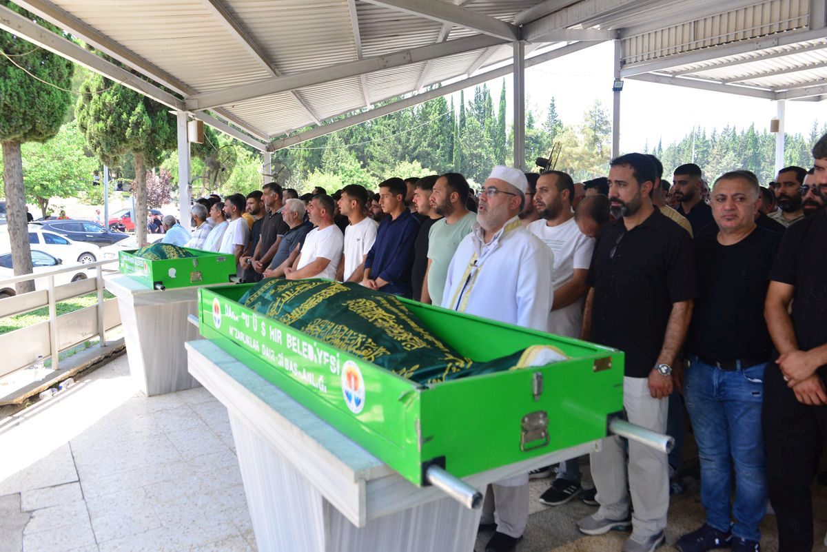 Tarsus'ta TIR Çarpması: Anne ve Oğlu Hayatını Kaybetti, İki Yaralı Tedavi Altında