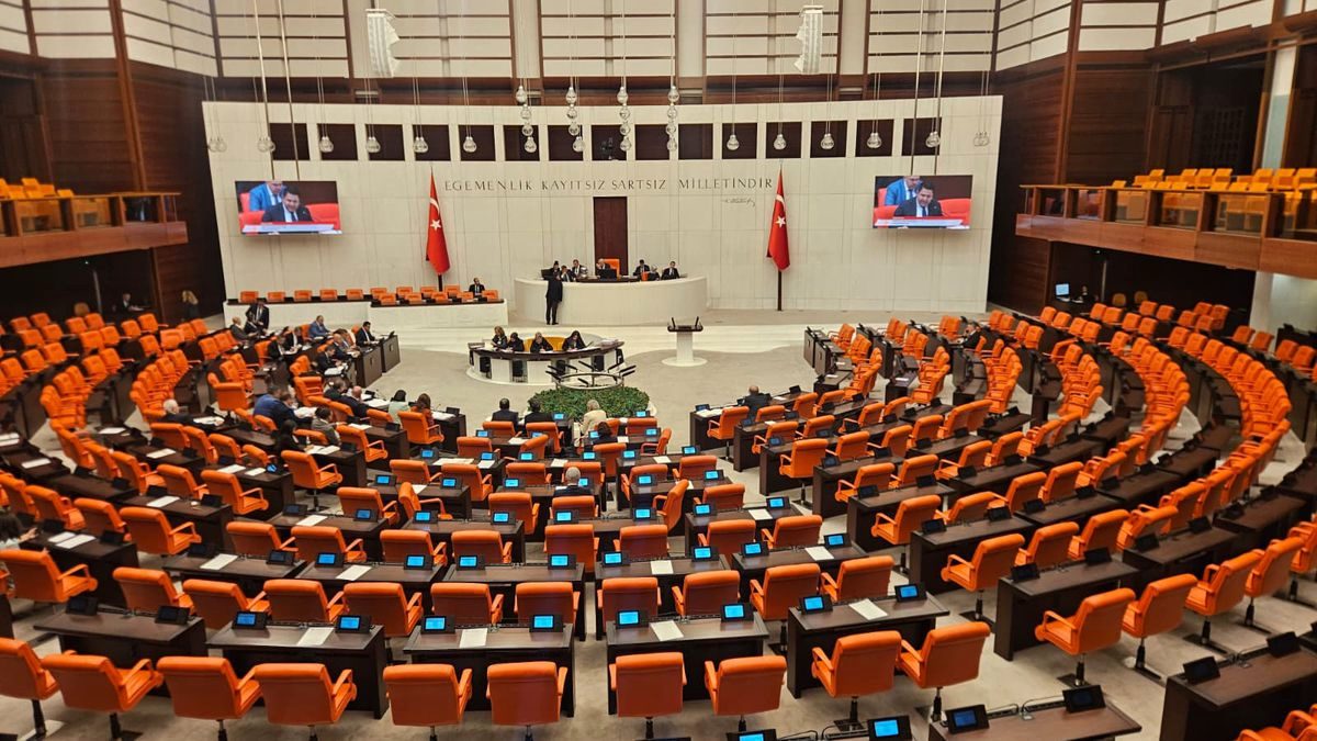 TBMM Genel Kurulu'nda öğretim elemanlarına güvenlik soruşturmasını öngören madde tekliften çıkarıldı
