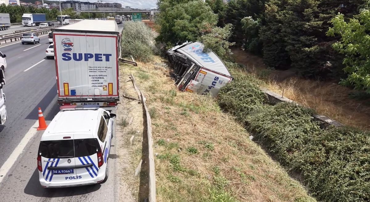 TEM Otoyolu'nda TIR devrildi; trafik yoğunluğu dronla görüntülendi