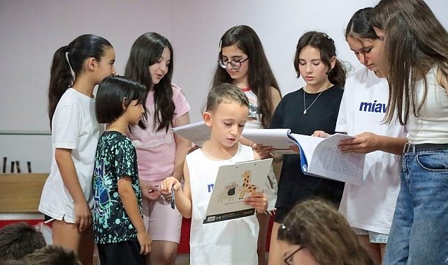 Tiyatronun yeni yetenekleri Karşıyaka'da yetişiyor