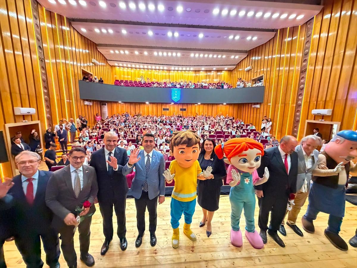 TRT Çocuk'un "Elif ve Arkadaşları" müzikali Bulgaristan'da çocuklarla buluştu