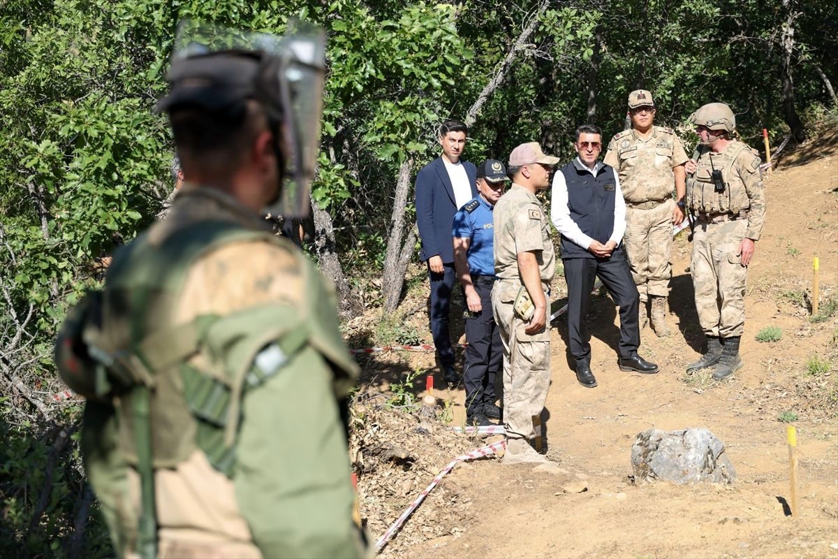 Tunceli Valisi Şefik Aygöl, mayın temizleme çalışmalarını inceledi Açıklaması