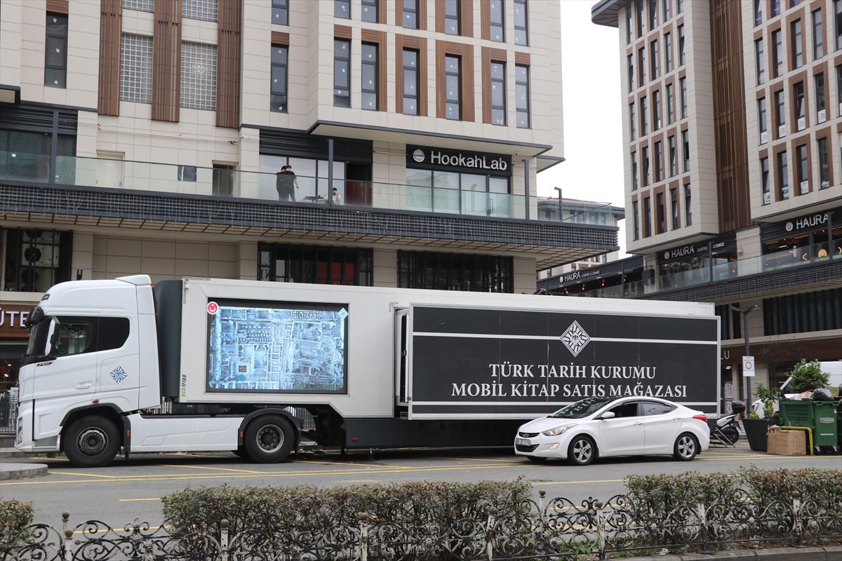 Türk Tarih Kurumunun "mobil kitap satış mağazası" Rize'ye geldi