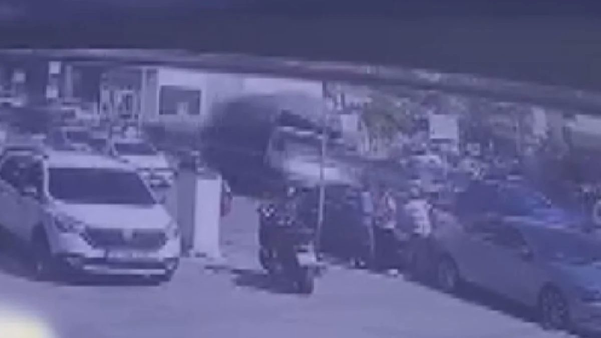 Tuzla'da malzeme yüklü kamyonet yola devrildi: kaza kamerada