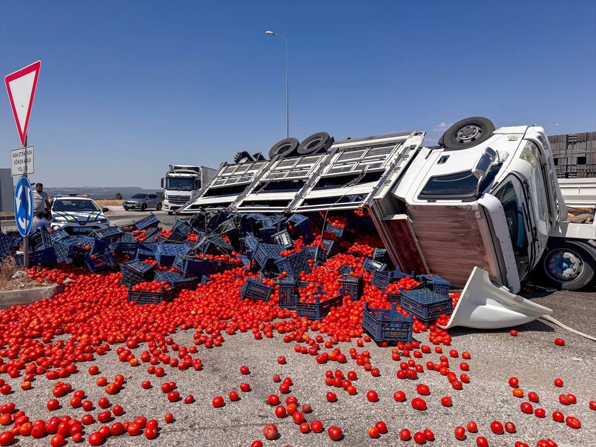 Uşak'ta çekiciden devrilen kamyon trafiği aksattı