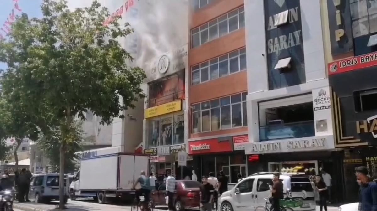 Van'da Bardaki Yangında Çatıda Mahsur Kalan 2 Kişi Kurtarıldı