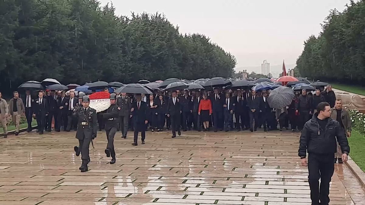 YENİ Parti Genel Başkanı Özgür Özel, PM ve YDK üyeleriyle birlikte Anıtkabir'i ziyaret etti... Özel: "Kuşatılan mirası koruma görevi, YENİ Parti’nin kadrolarına emanettir"