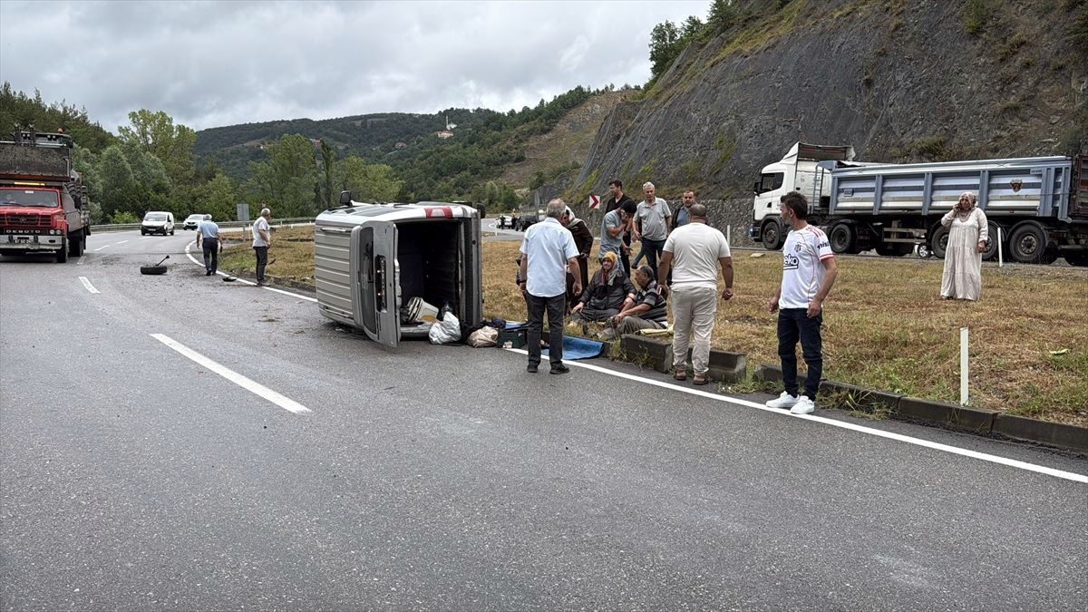 Zonguldak'ta refüje çarparak devrilen hafif ticari araçtaki 3 kişi yaralandı