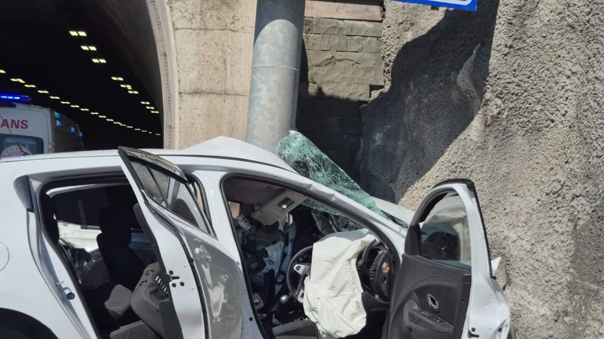 Zonguldak'ta tünel girişindeki tabelaya ok gibi saplanan otomobilin sürücüsü ağır yaralandı