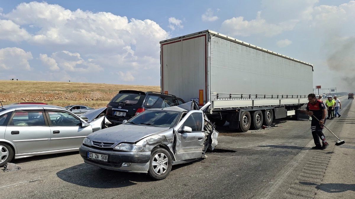 Afyonkarahisar'da anız yangını kazaya yol açtı: 13 araç birbirine girdi