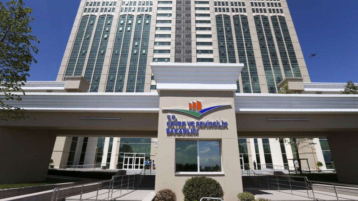 Afyonkarahisar'da yola dökülen boya nedeniyle 2 firmaya yaklaşık 21 milyon TL ceza
