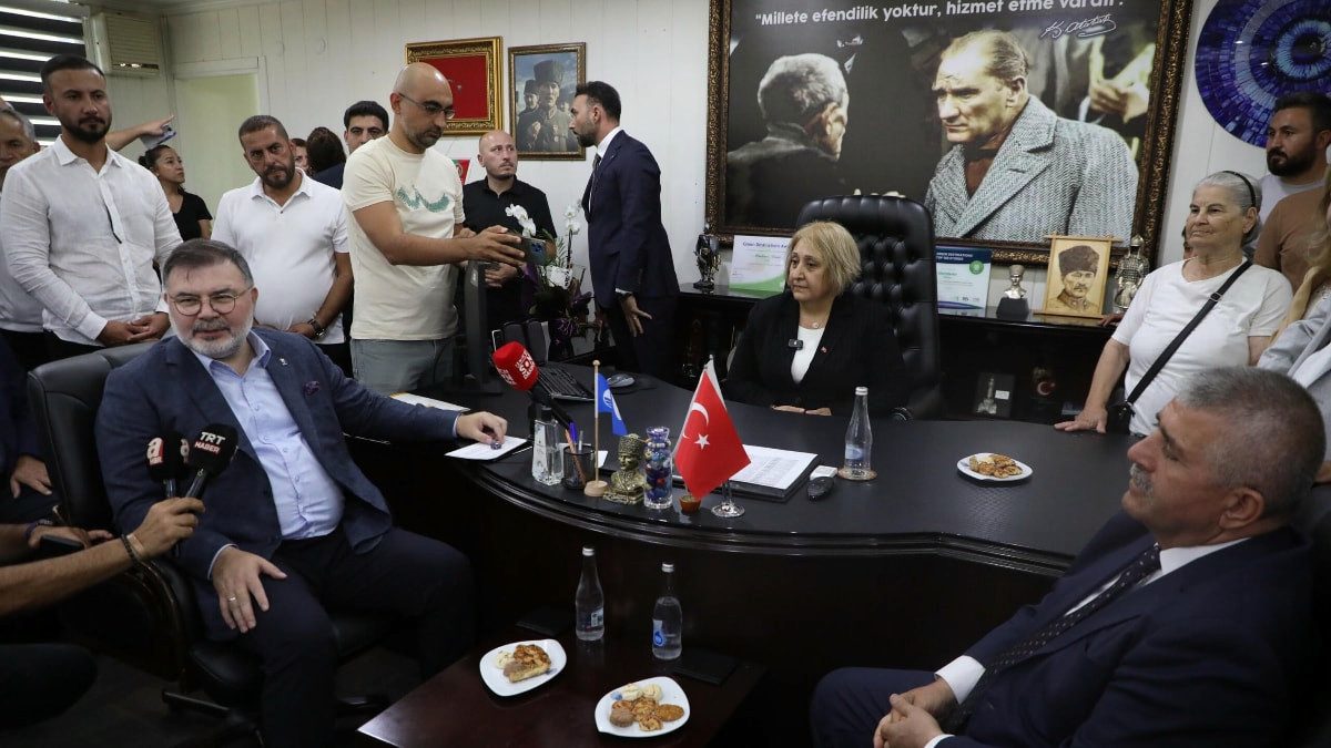 AK Parti'ye geçen Menderes Belediyesi'nde devir-teslim töreni gerçekleştirildi
