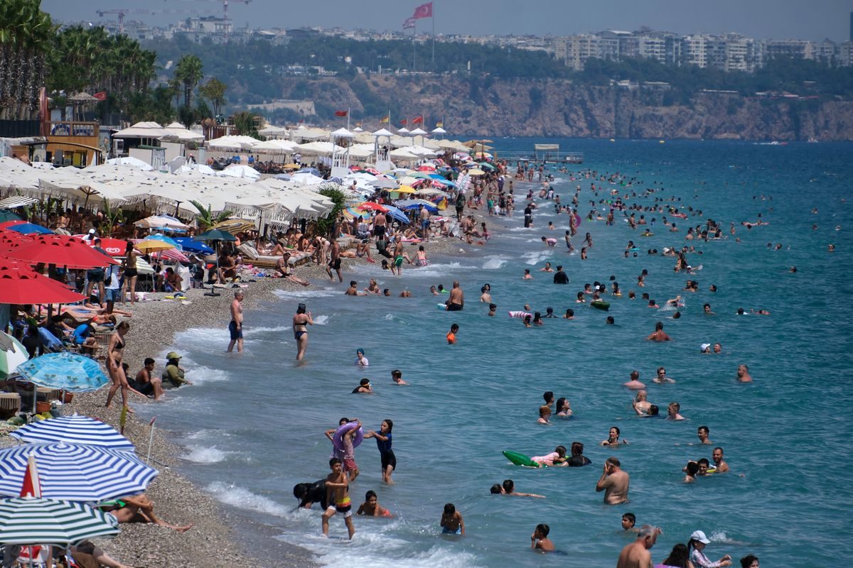 Antalya'da Hissedilen Sıcaklık 42 Derece: Sahile Akın