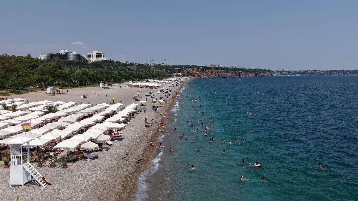 Antalya'da Sıcaklık 39 Derece, Sahiller Doldu