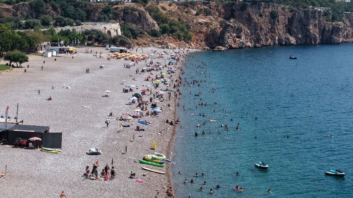 Antalya'da termometreler 40 dereceyi gösterdi: Kent merkezi boş kaldı