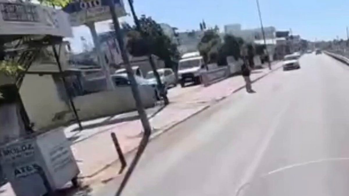 Antalya'da trafikte ilginç anlar: Yayaya neden yol veriyorsun