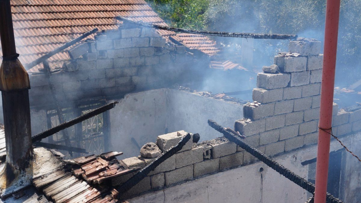 Antalya'da yangının ele geçirdiği gecekondu kullanılamaz hale geldi