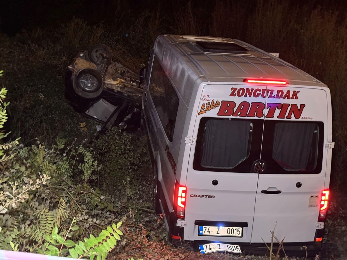 Bartın'da Minibüs ile Otomobil Çarpıştı: 11 Yaralı