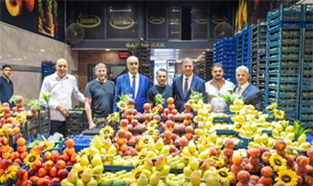Başkan Tugay İzmir'in hal esnafıyla buluştu