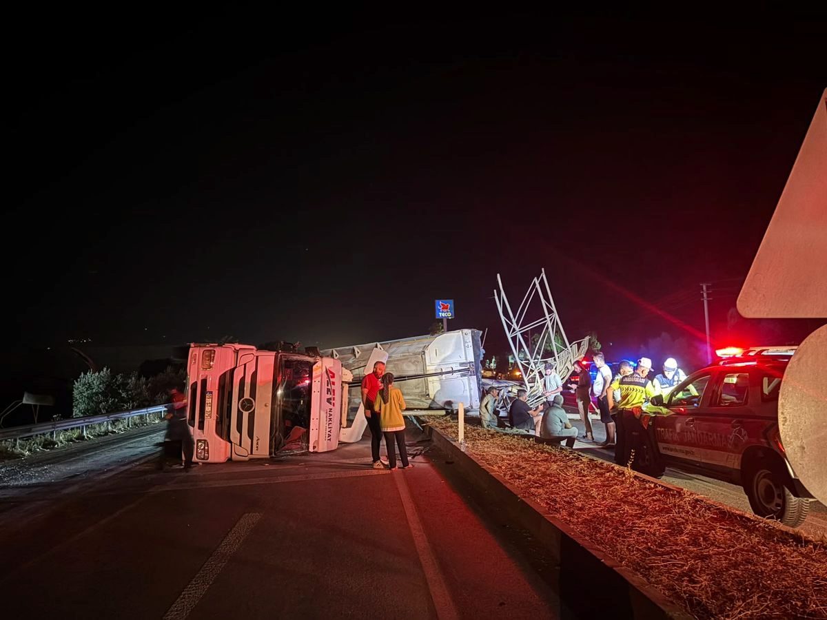Bayındır'da Damperi Açık TIR Devrildi: 1 Yaralı