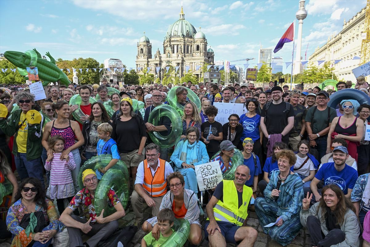 Berlin'de Spree Nehri'nde 101 Yıllık Yüzme Yasağına Protesto