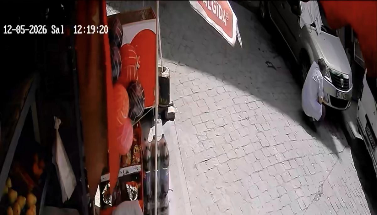 Beyoğlu'nda Sürücüsüz Kargo Aracı Park Halindeki Otomobile Çarptı: Araç Yol Kenarında Askıda Kaldı