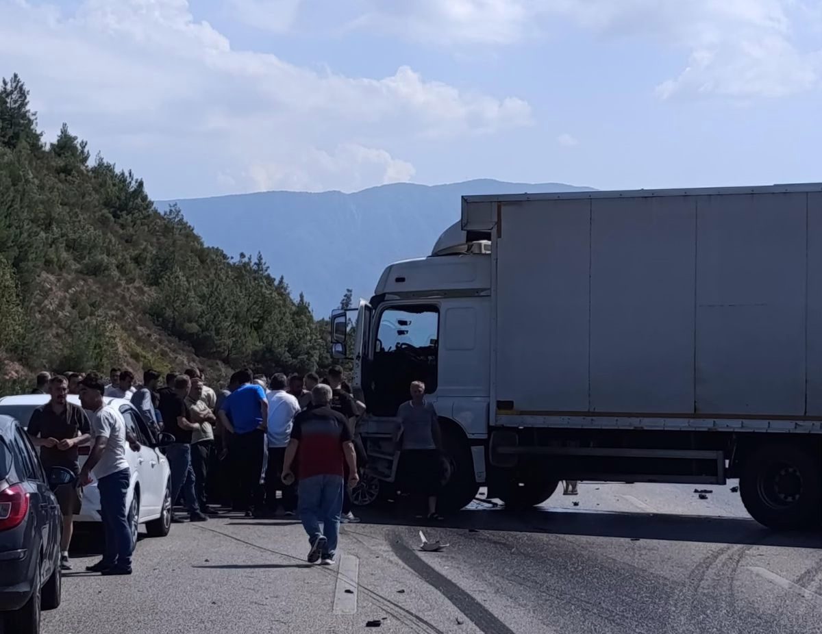 Bursa'da Kamyon Otomobile Çarptı: 1 Ölü, 2 Yaralı