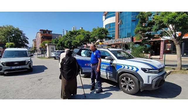 Büyükşehir Zabıtası yaşlı çifti yolda bırakmadı