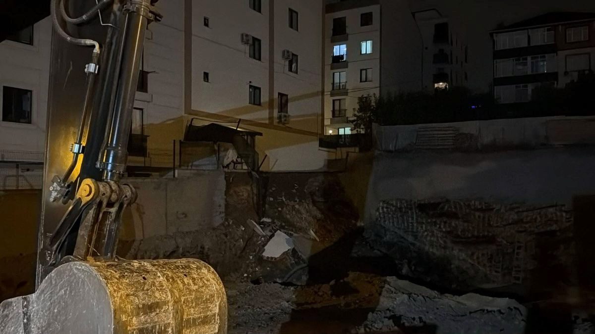 Çekmeköy'de istinat duvarı çöktü: 5 katlı bina tahliye edildi