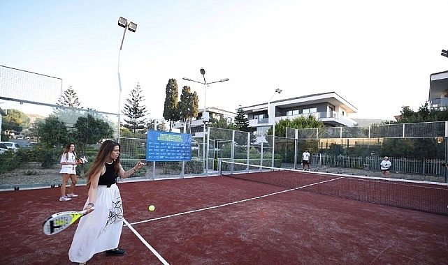 Çeşme'de spora yeni yatırım: 16 Eylül Kurtuluş Parkı'na padel kortu kazandırıldı