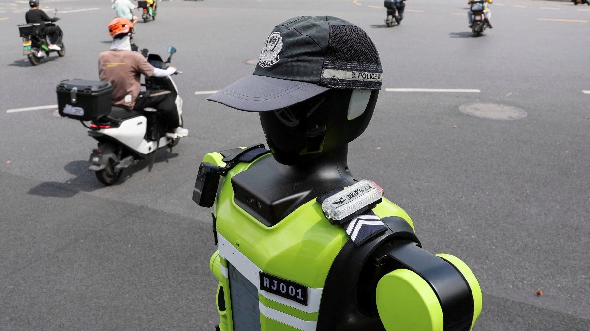 Çin'de yeni dönem: Trafik denetimi robotlara emanet