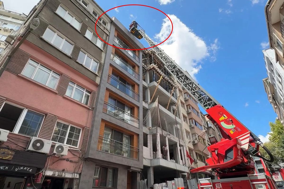Çıplak çatıya çıktı, uygunsuz hareketler yaptı! Gören telefona sarıldı