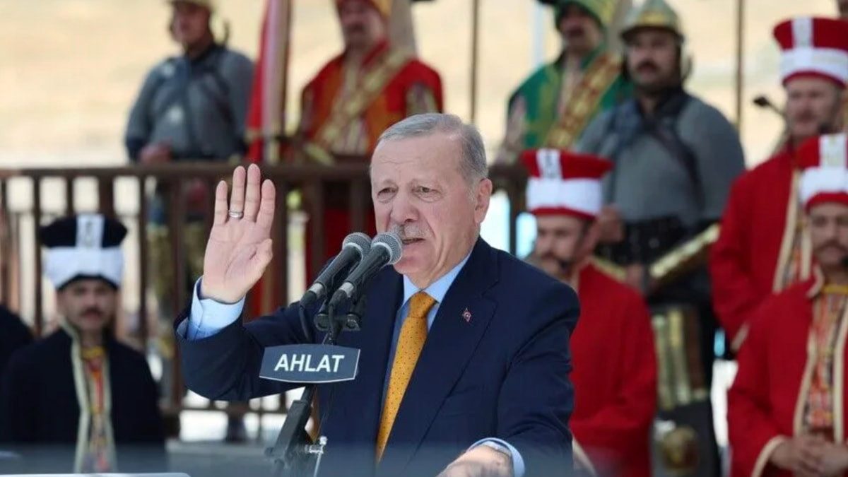 Cumhurbaşkanı Erdoğan, Ahlat'taki törende konuşuyor