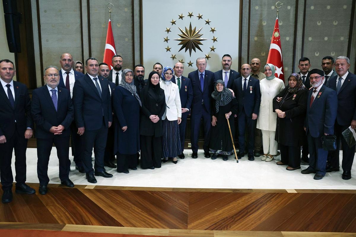 Cumhurbaşkanı Erdoğan, şehit aileleri ve gazileri kabul etti: Türkiye'yi bu sıkıntıdan ebediyen kurtaracağız
