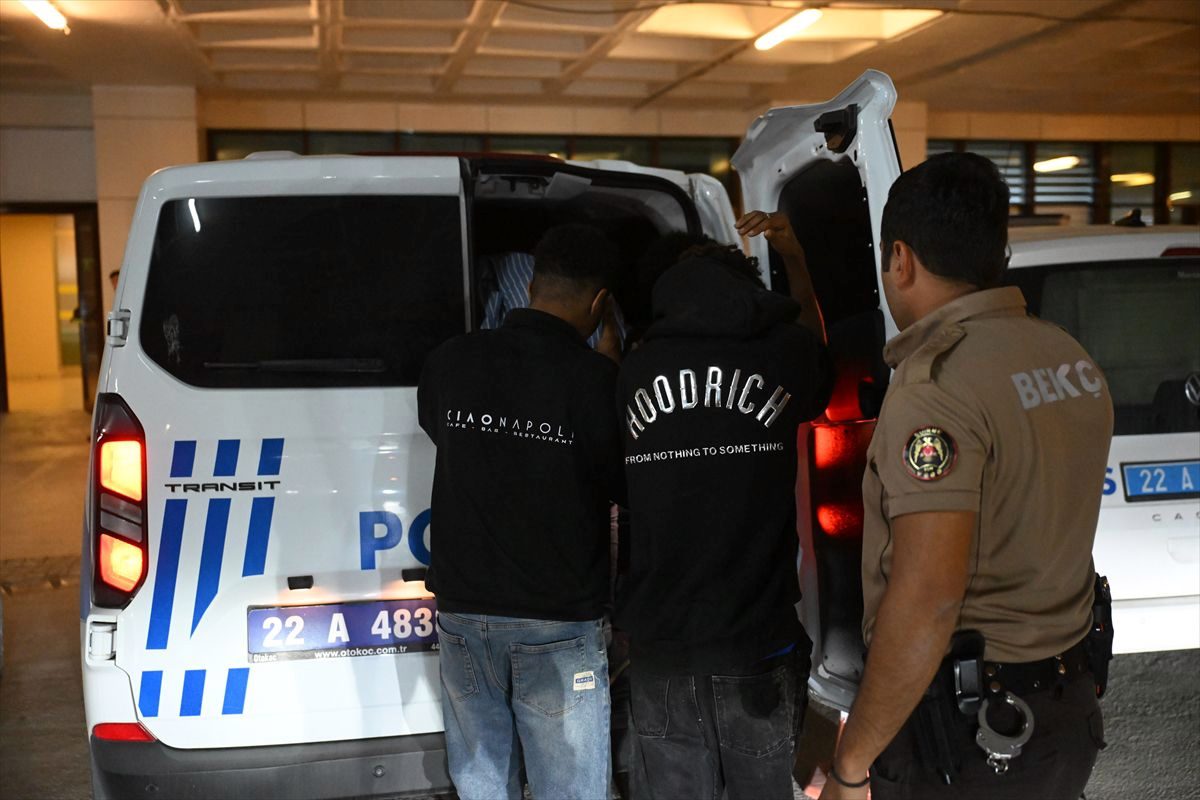 Edirne'de Kaçan Otomobilde 7 Göçmen Yakalandı
