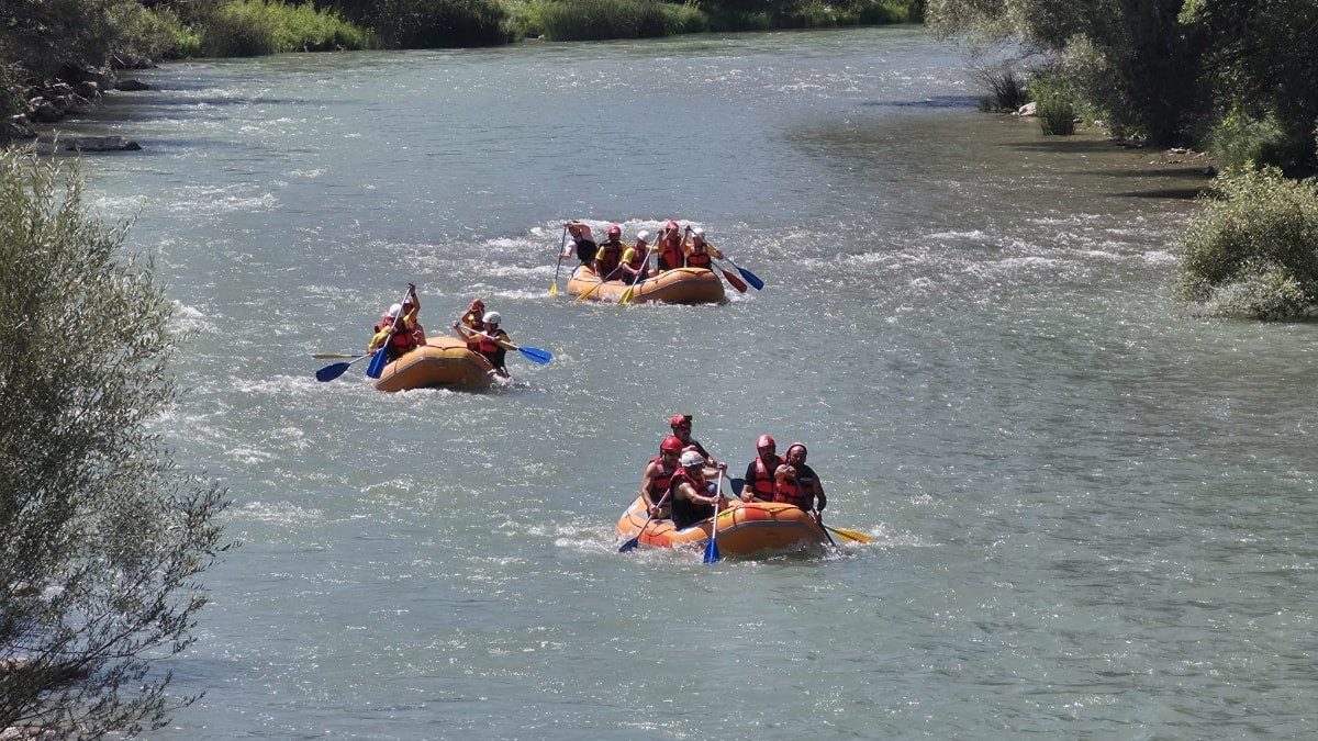 Erzurum'da rafting yarışları nefes kesti: Alabora olan botlar kıyasıya yarıştı