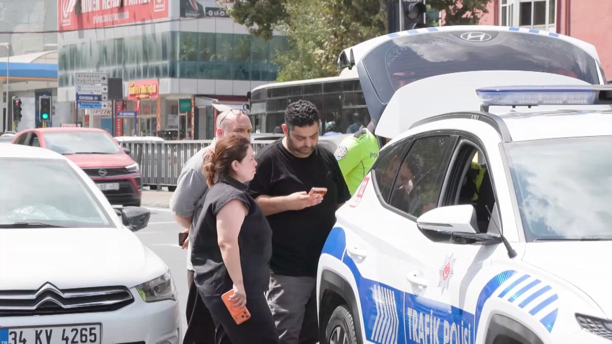 Eyüpsultan'da trafik kazası: Taksi şoförü ile hasta çift arasında tartışma