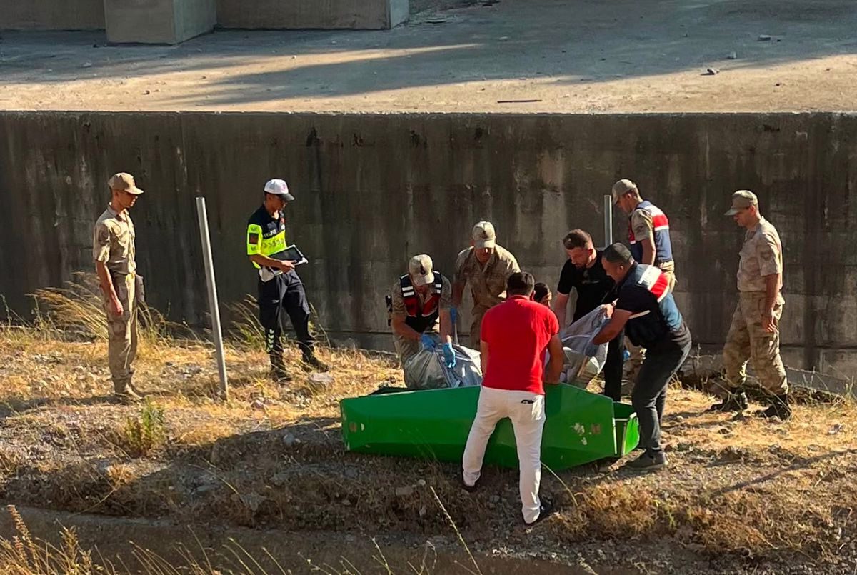 Gaziantep'te Hafif Ticari Araç Şarampole Devrildi: 2 Ölü