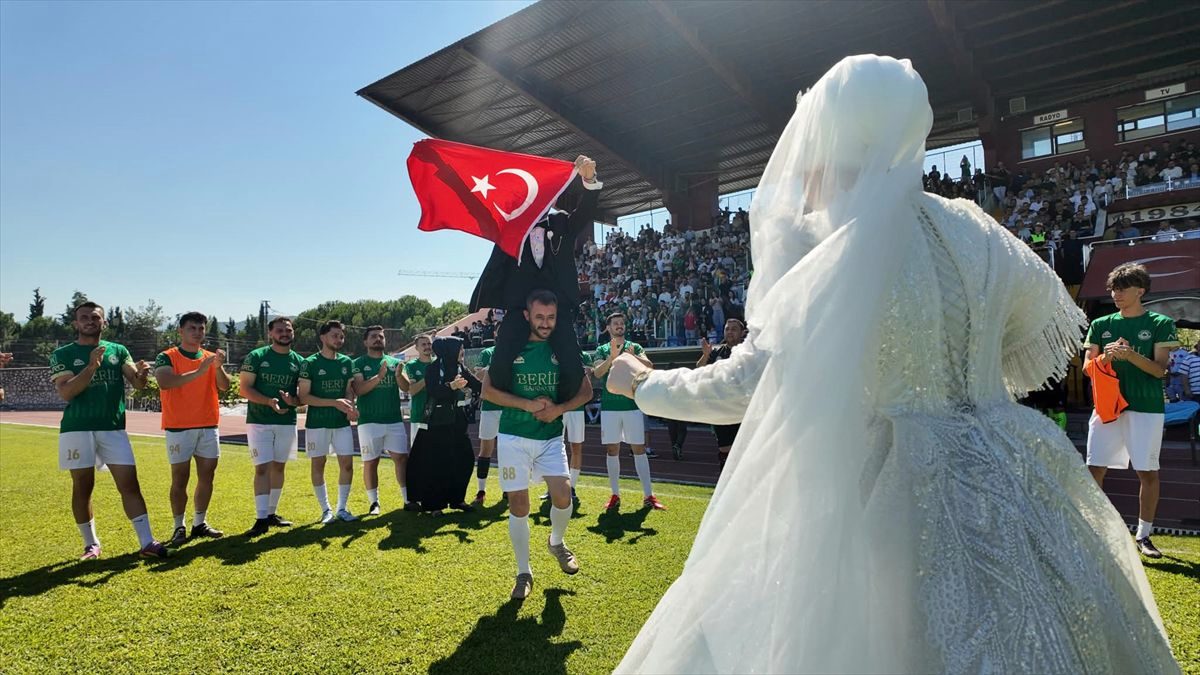 Gelinlik ve Damatlıkla Final Maçına Geldiler