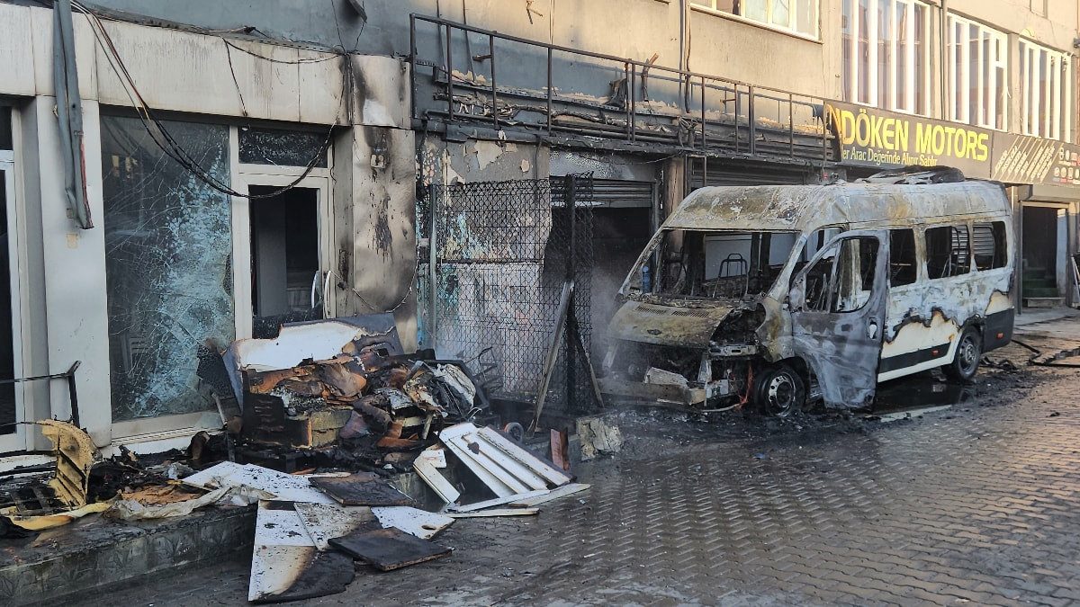 İkitelli'de minibüs ve dükkan yandı: Kundaklama şüphesi