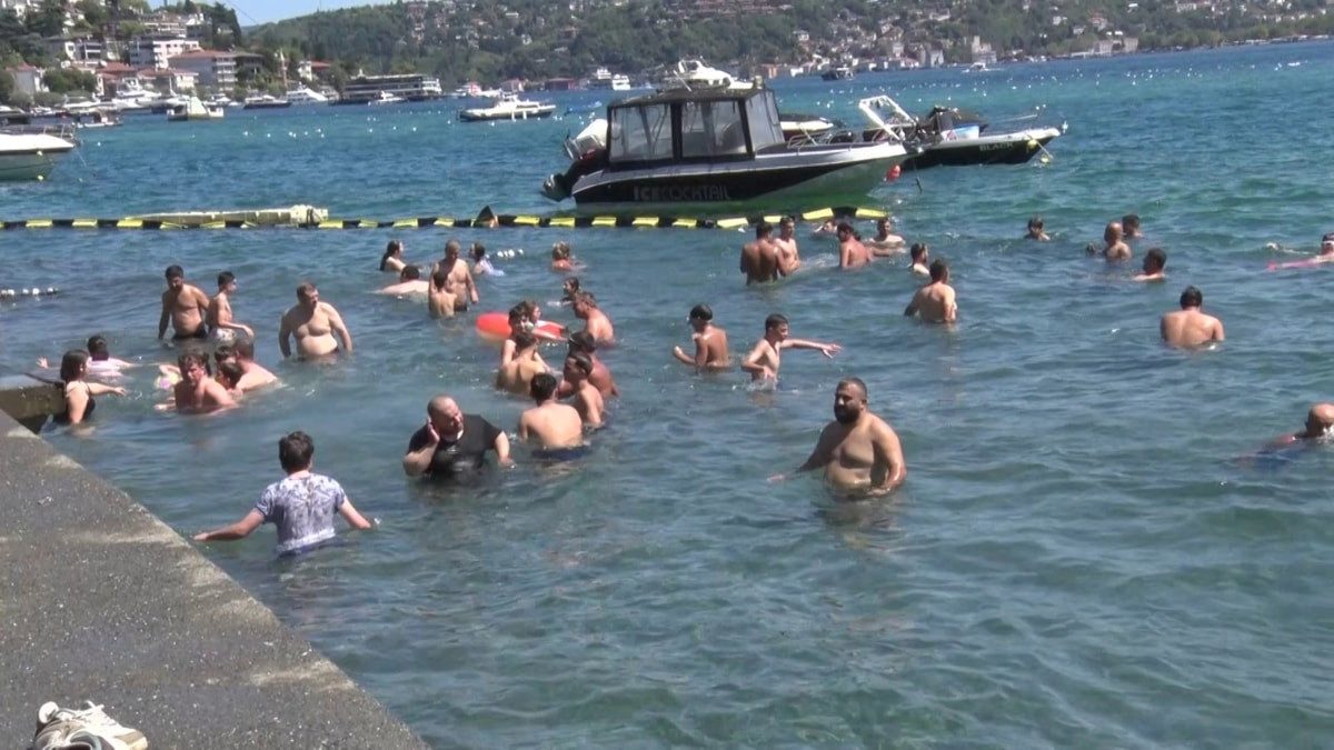 İstanbul’da sıcak hava bunalttı: Vatandaş kendini Boğaz’ın serin sularına bıraktı