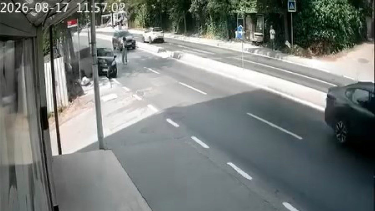 İstanbul'da yayaya çarpmamak için yapılan manevra dede ve torunu yaraladı