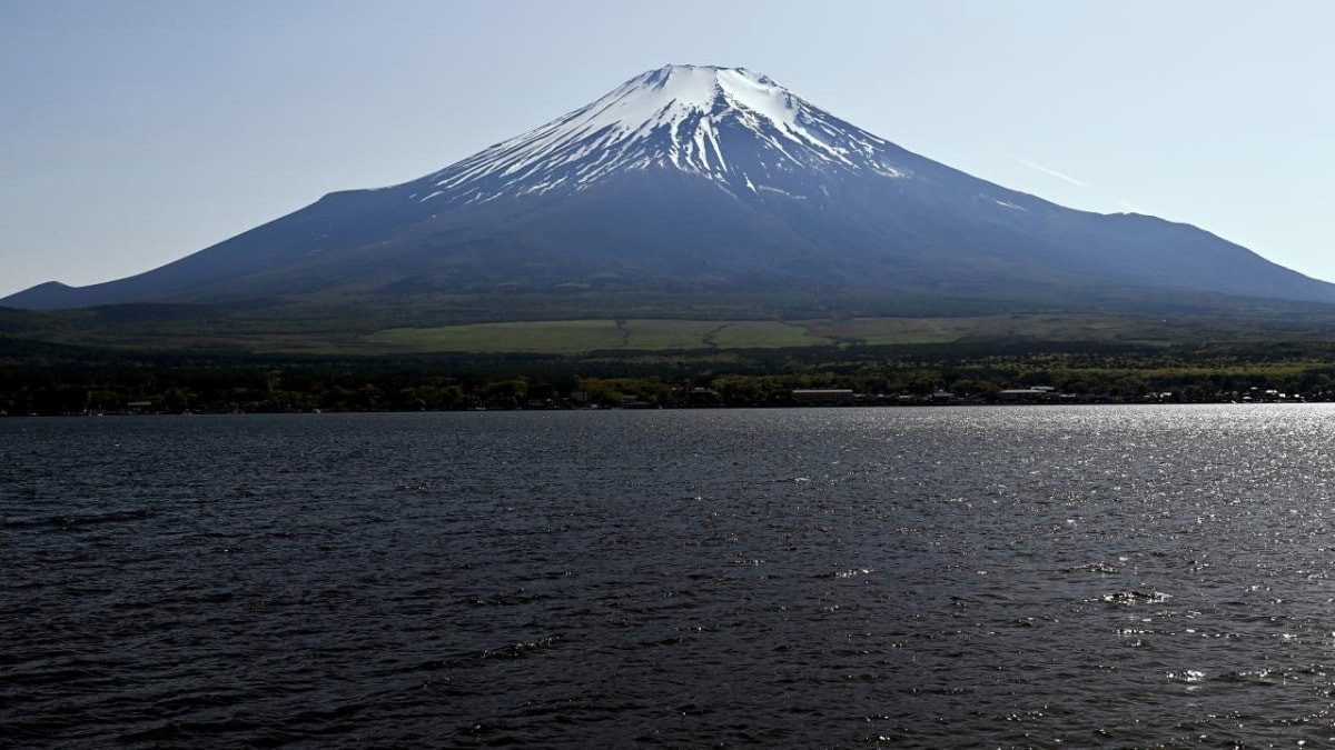 Japonya'da bir baba, Fuji Dağı'na tırmanmak için 7 yaşındaki çocuğunu 2 bin metrede yalnız bıraktı
