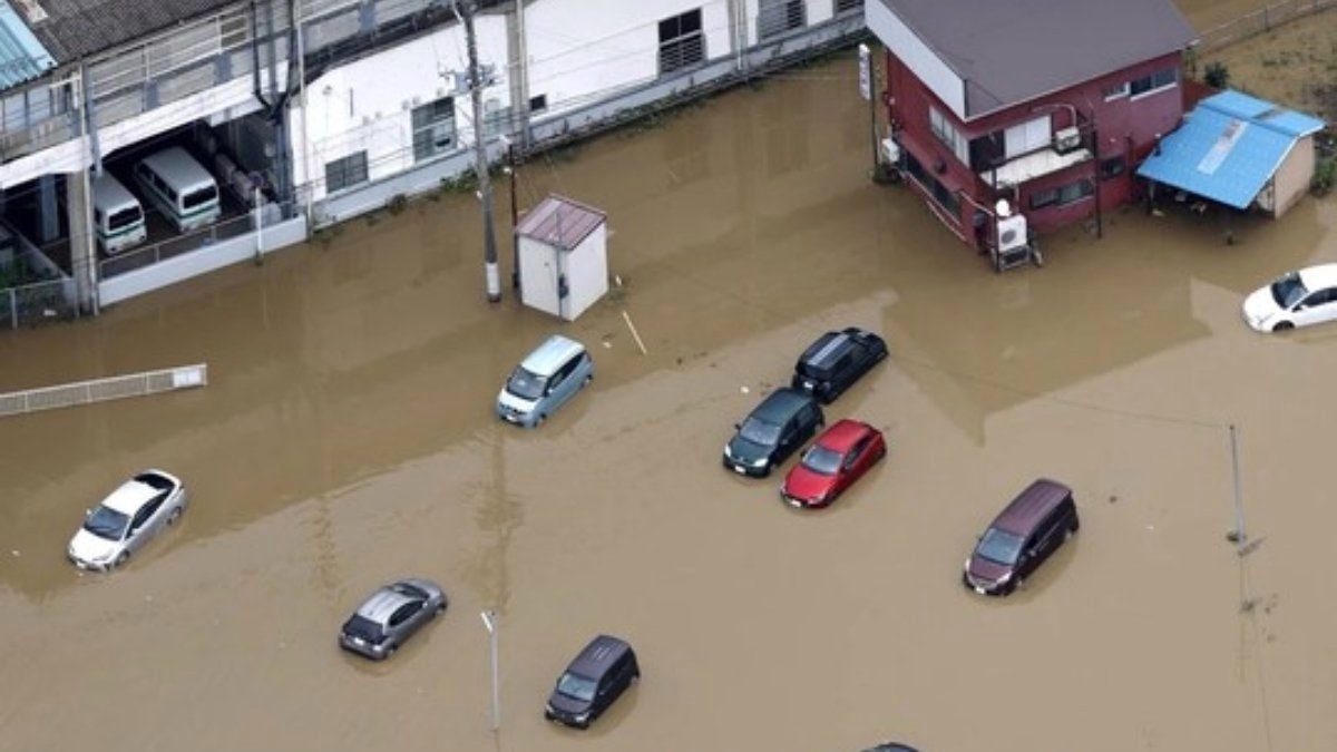 Japonya'da rekor yağış felaketi: 8 ölü