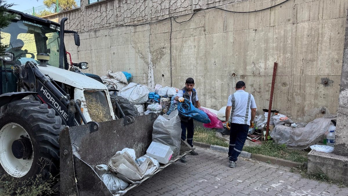 Karabük'te siteyi karton yığınına çevirdiler: Temizleyen zabıtaya beddua okudular